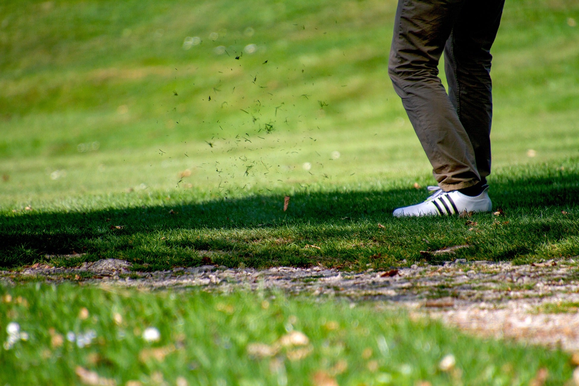 Pelaaja lyö golfpalloa
